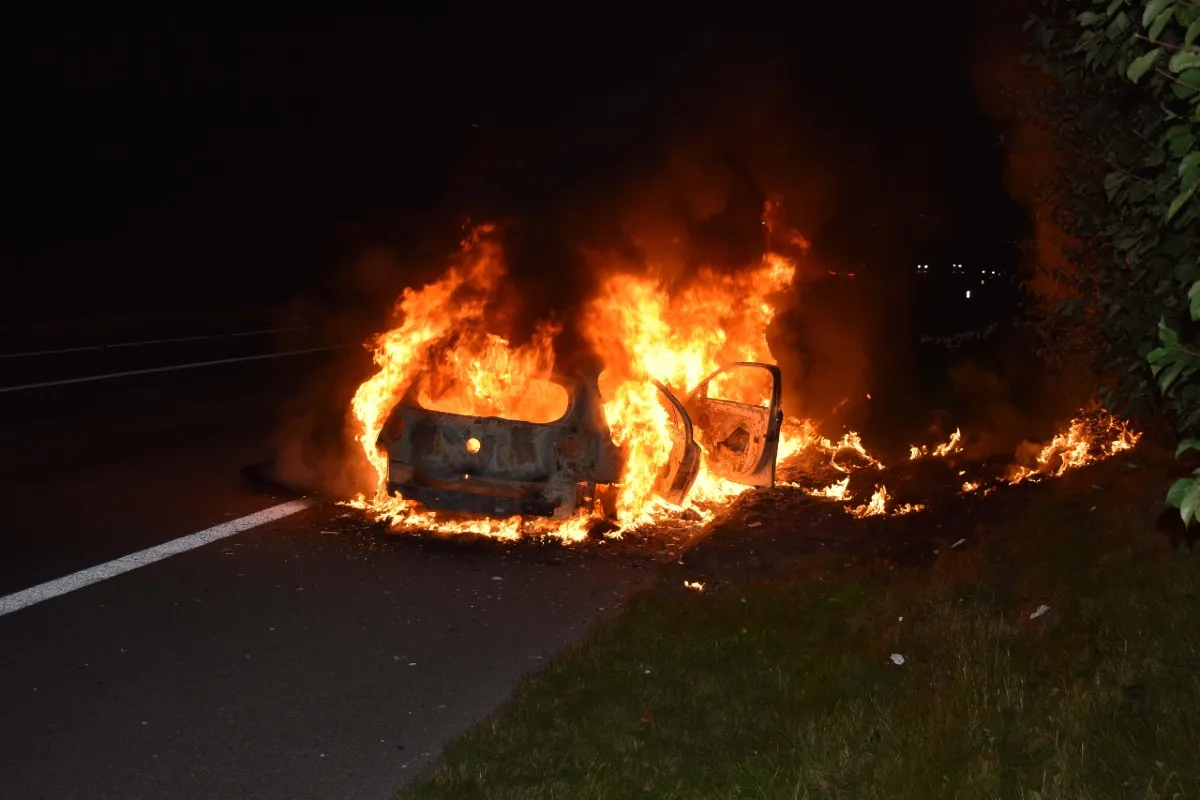 Feuerwehreinsatz auf der A2 bei Dagmersellen LU - Auto brennt komplett aus