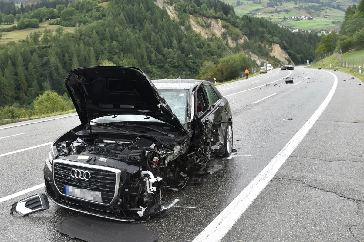 Andeer GR - Vier Fahrzeuge in Unfall verwickelt