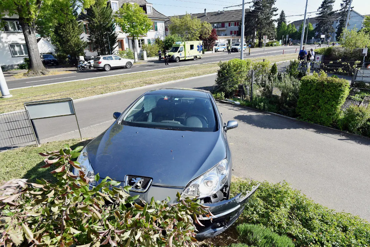 Stadt Basel – Autolenker fährt nach Streifkollision in Pflanzenrabatte