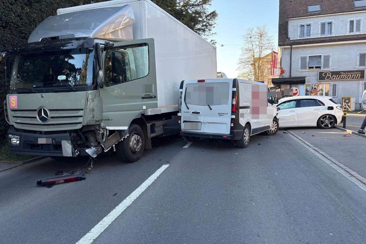 Unfall in Reinach AG – Lkw fährt in stehende Fahrzeugkolonne