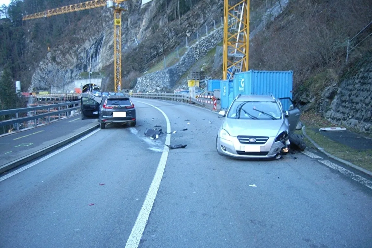 Unfall in Sisikon UR - Kollision auf der Axenstrasse