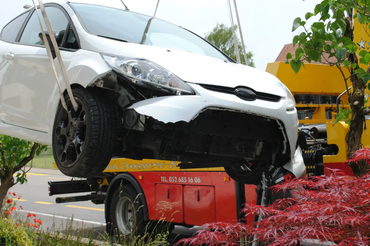 Schaffhausen SH - Auto fährt durch Werbetafel