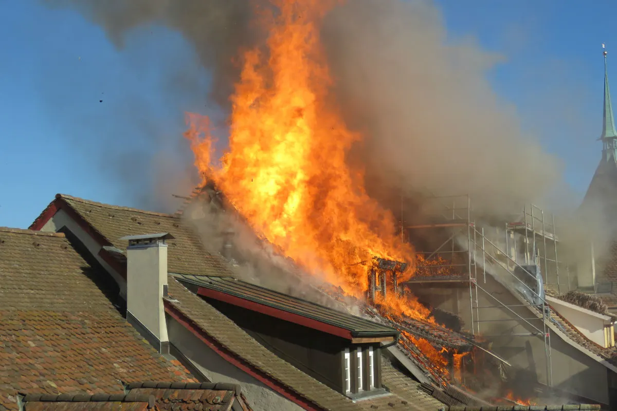 Aarau AG - Dachstock in Brand – mehrere Feuerwehren im Einsatz