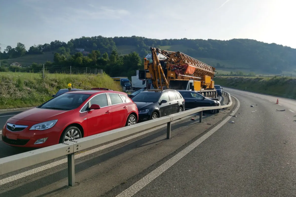 Lupfig/A3 AG - Pneukran verursacht Unfall mit vielen Fahrzeugen!