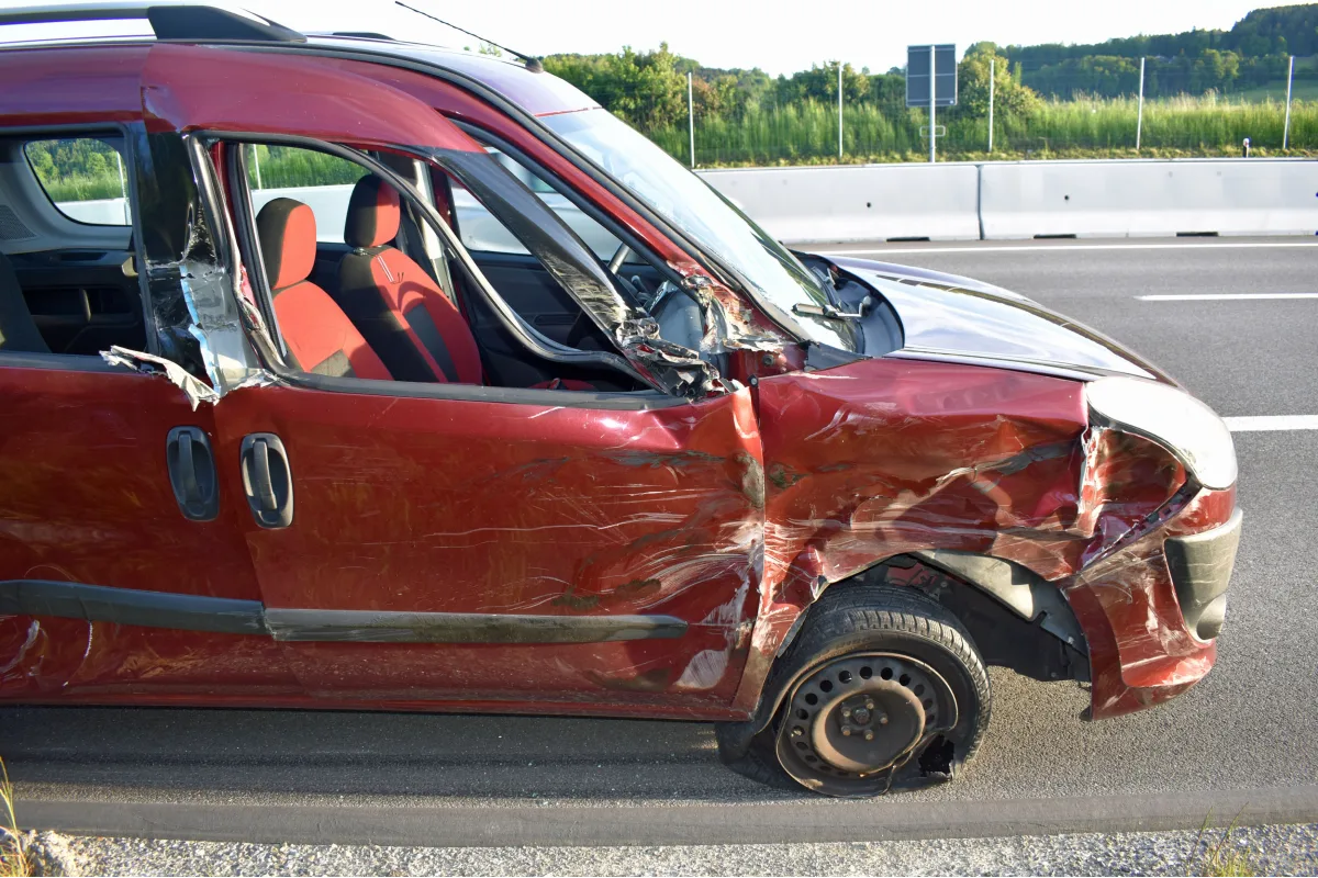 Kollision zwischen Auto und Lastwagen bei Dagmersellen LU auf der A2
