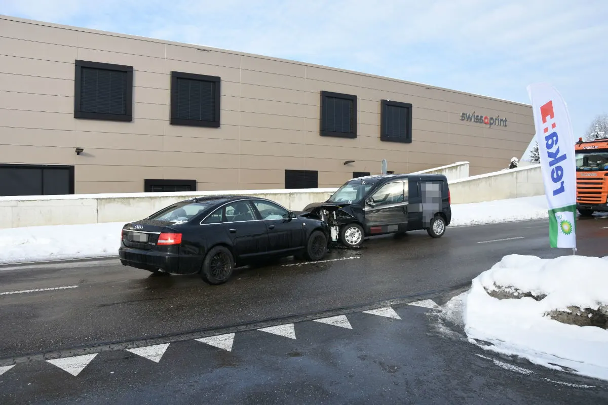 Kriessern SG - Autofahrer bei Frontalkollision verletzt   