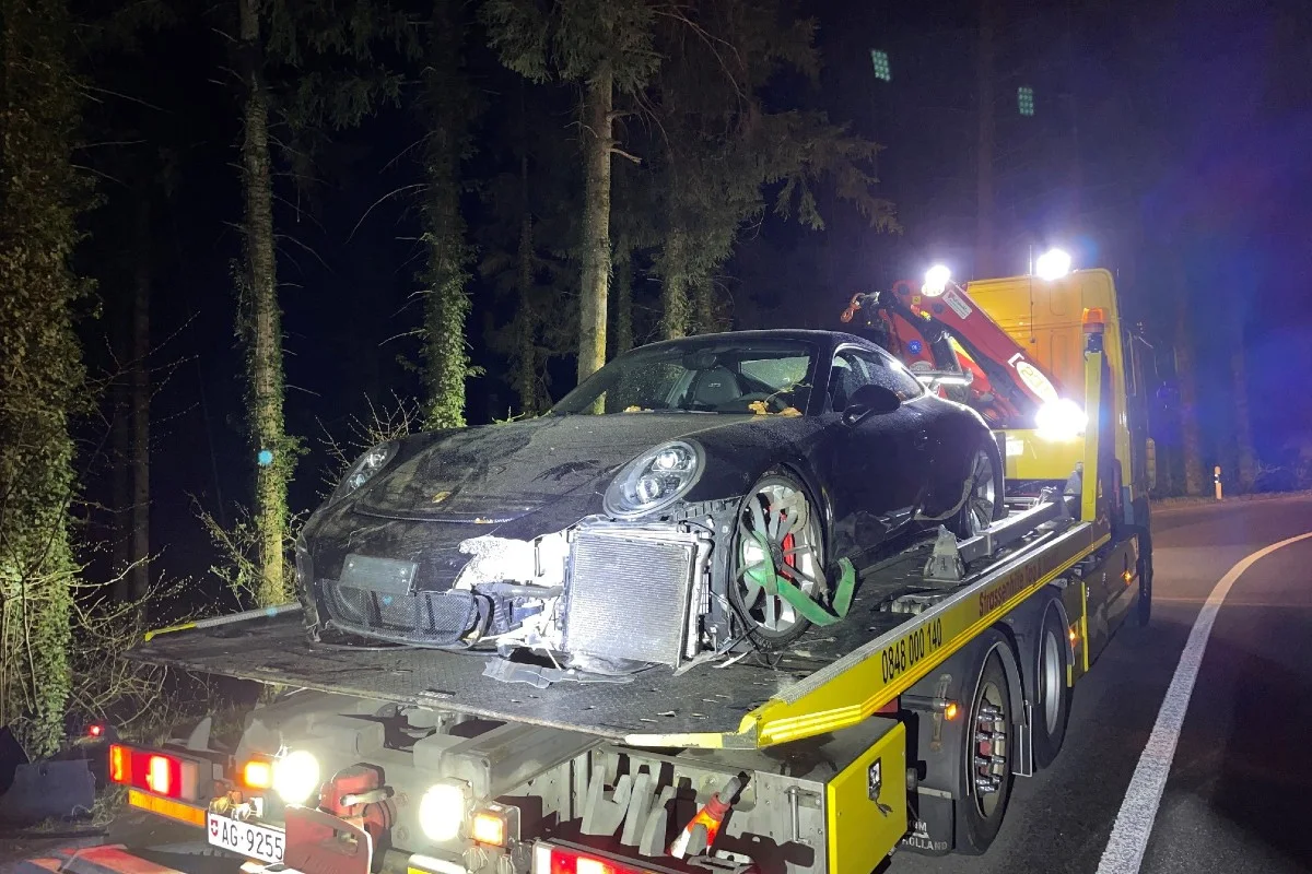 Murgenthal AG - Probefahrt mit Supersportwagen Porsche 911 GT3 endet abseits der Strasse!