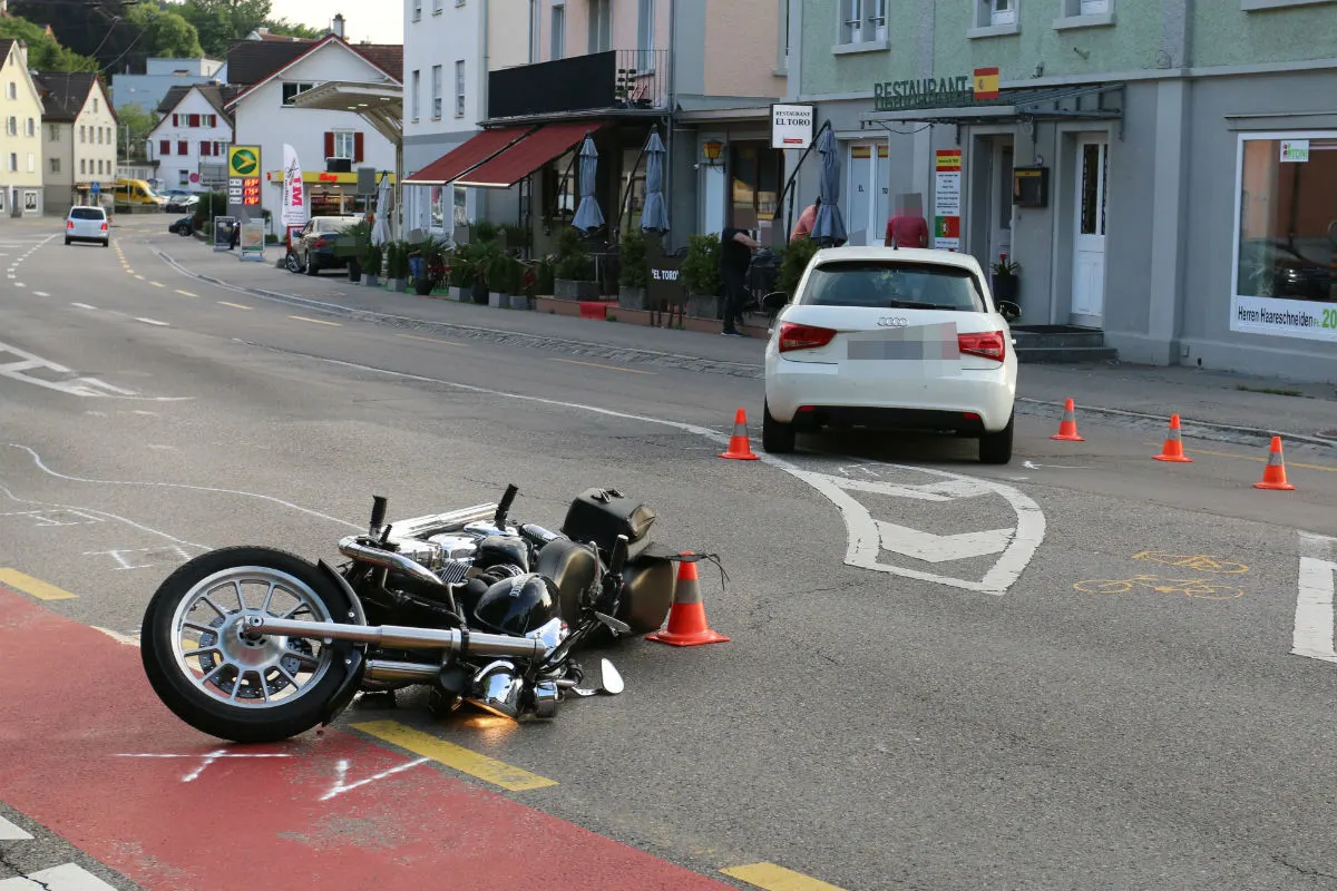 St. Gallen SG - Autofahrerin übersieht Motorrad