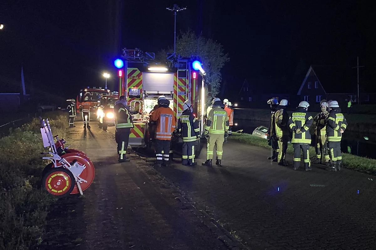 PKW im Kanal in Nordgeorgsfehn - Frau aus Auto gerettet