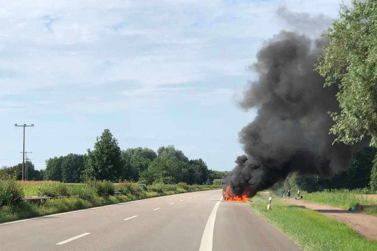 Jockgrim – Auto auf der B9 ausgebrannt