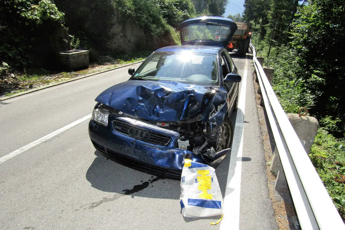 Filzbach GL - Frontalkollision zwischen Auto und Motorkarren