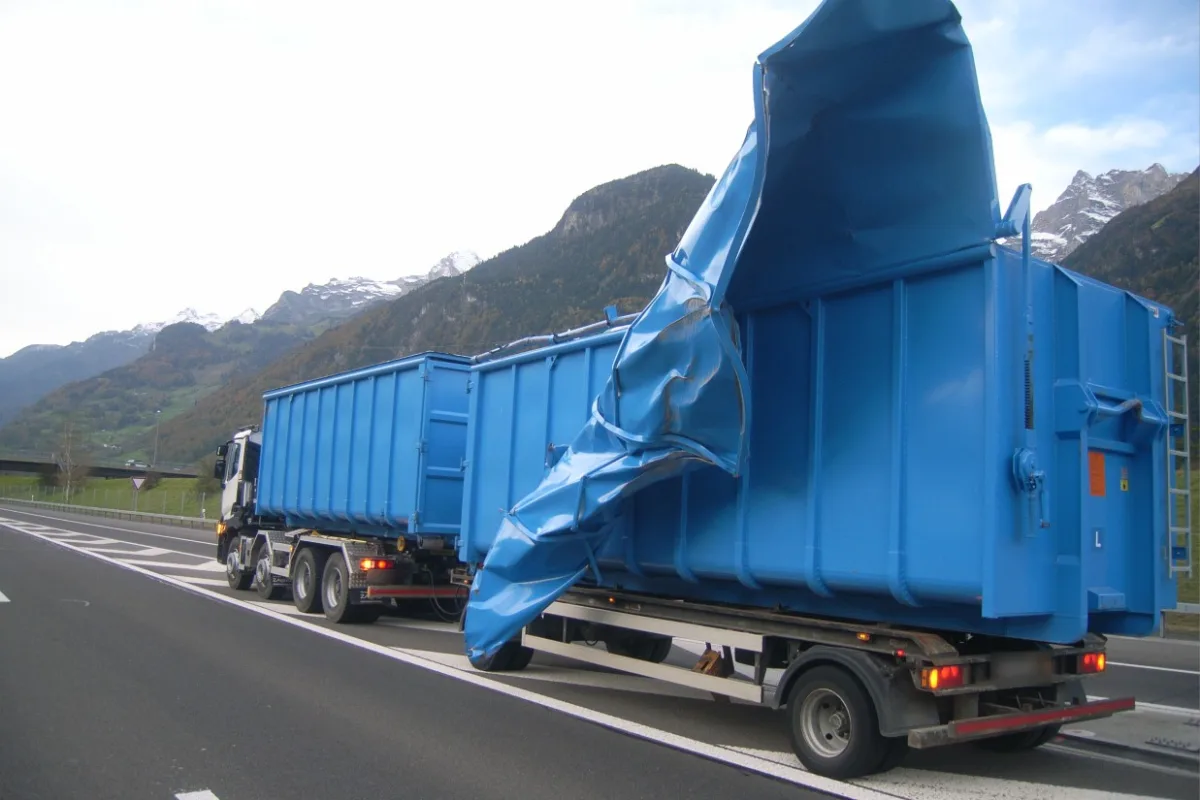 30'000 Franken Sachschaden wegen Föhnsturm in Altdorf UR - Anhänger eines Sattelmotorfahrzeugs auf der Autobahn beschädigt