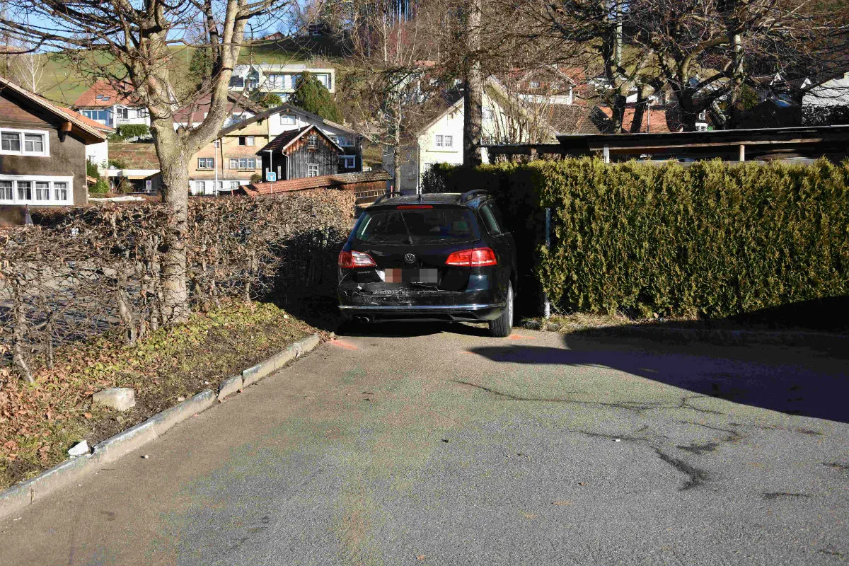 Eggersriet SG - Auto landet bei Auffahrkollision in Hecke