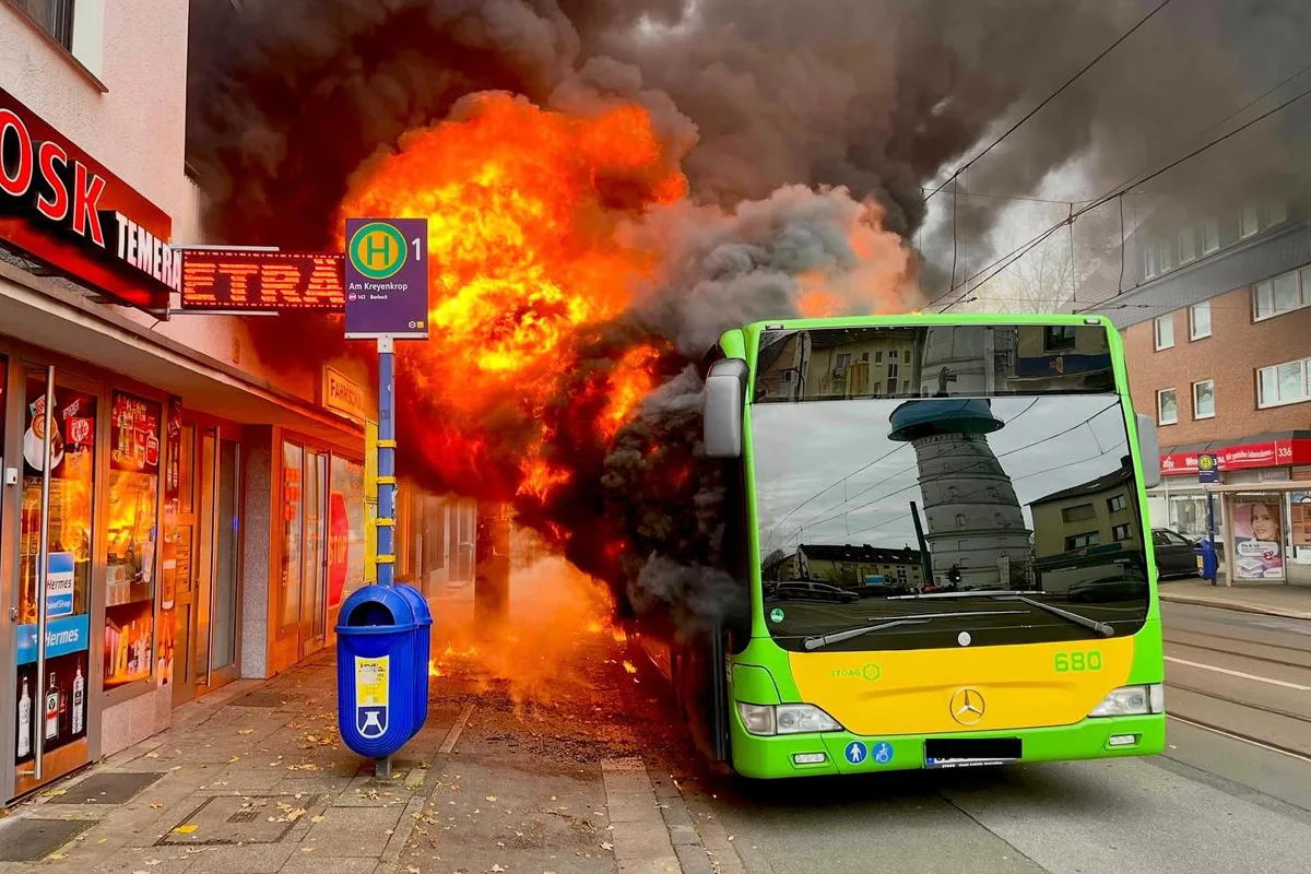 Essen NW – Linienbus durch Brand zerstört