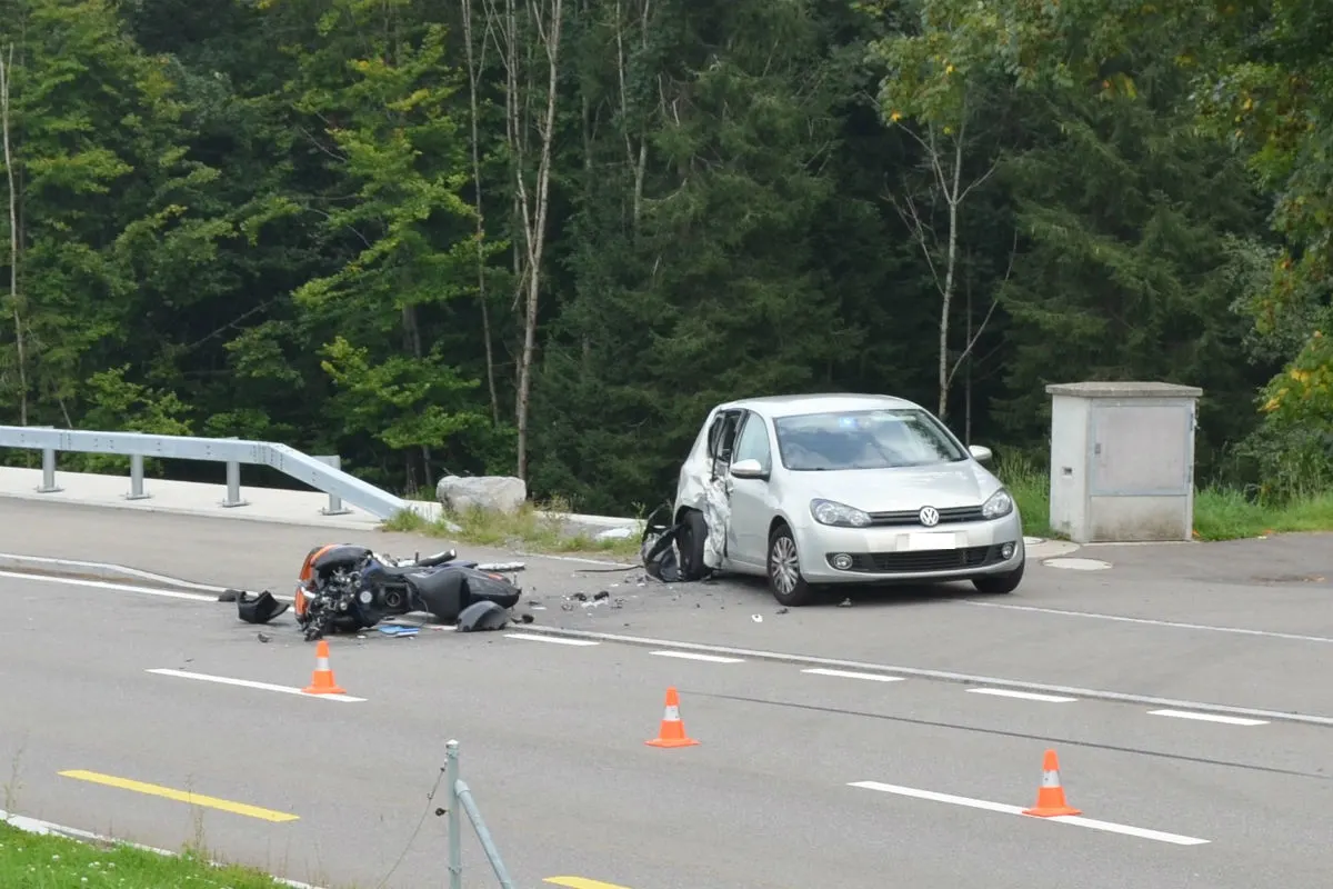 Waldstatt AR - Motorradfahrer bei Kollision schwer verletzt