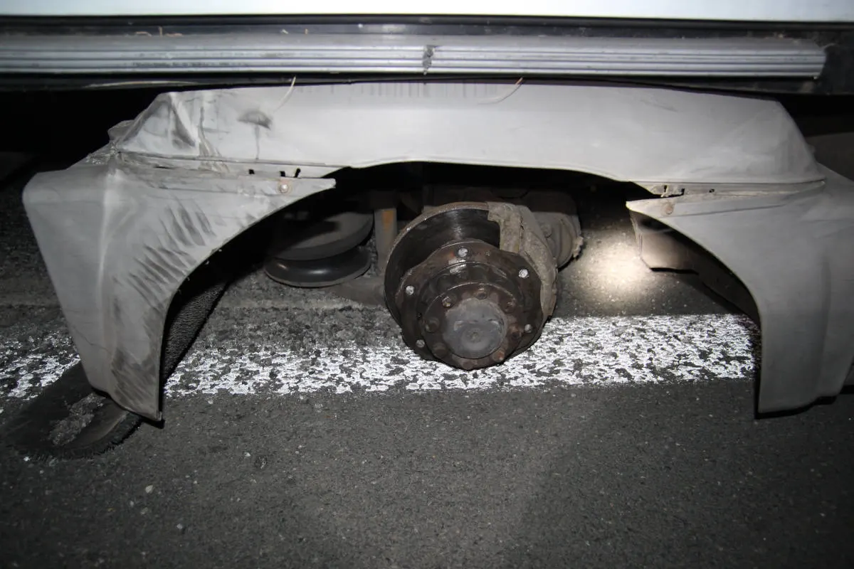 A2 Herford / Bad Salzuflen – Überladener LKW verliert Hinterräder