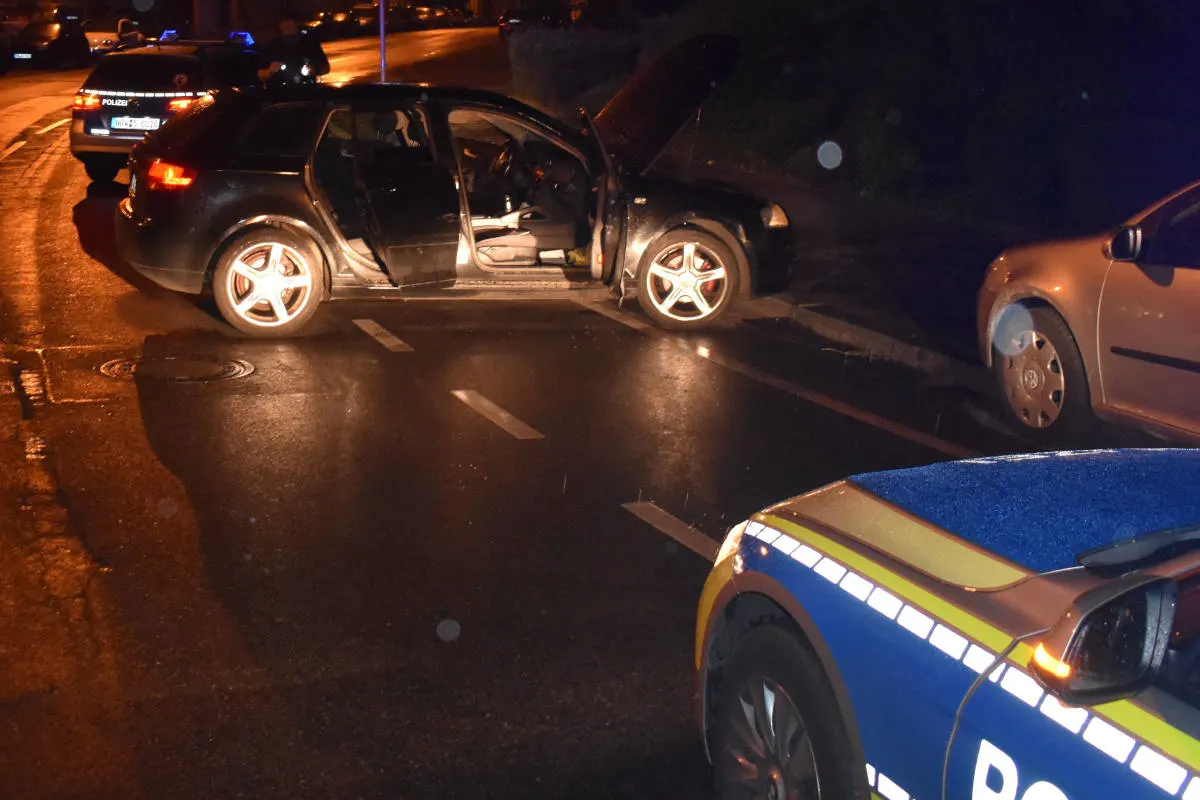 Mönchengladbach – Mit gestohlenem Auto verunfallt und geflüchtet - Polizei sucht Zeugen