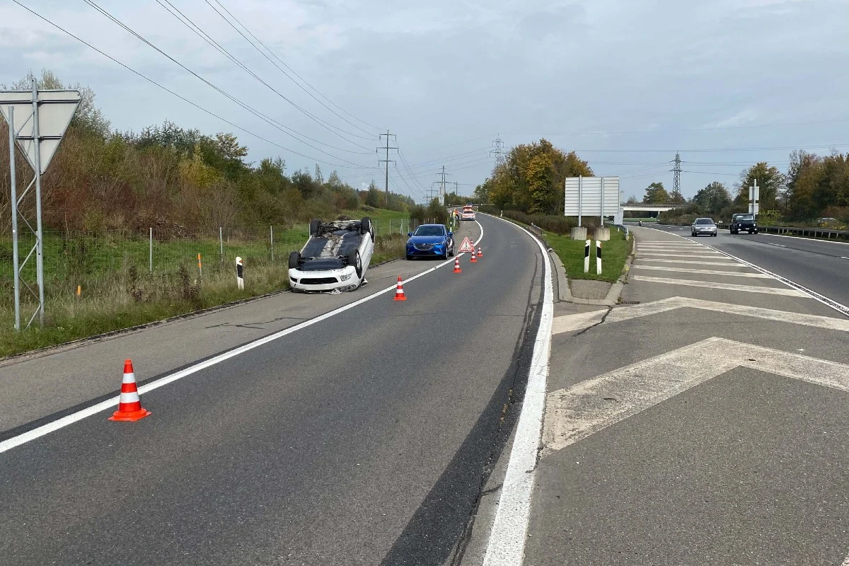 Risch Rotkreuz ZG - Auto bleibt nach Verkehrsunfall auf dem Dach liegen