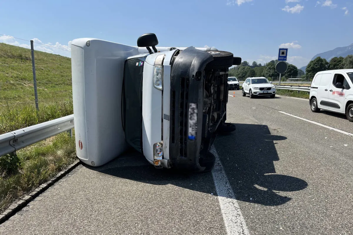 A13 Montlingen SG – Wohnmobil kippt nach geplatztem Reifen um