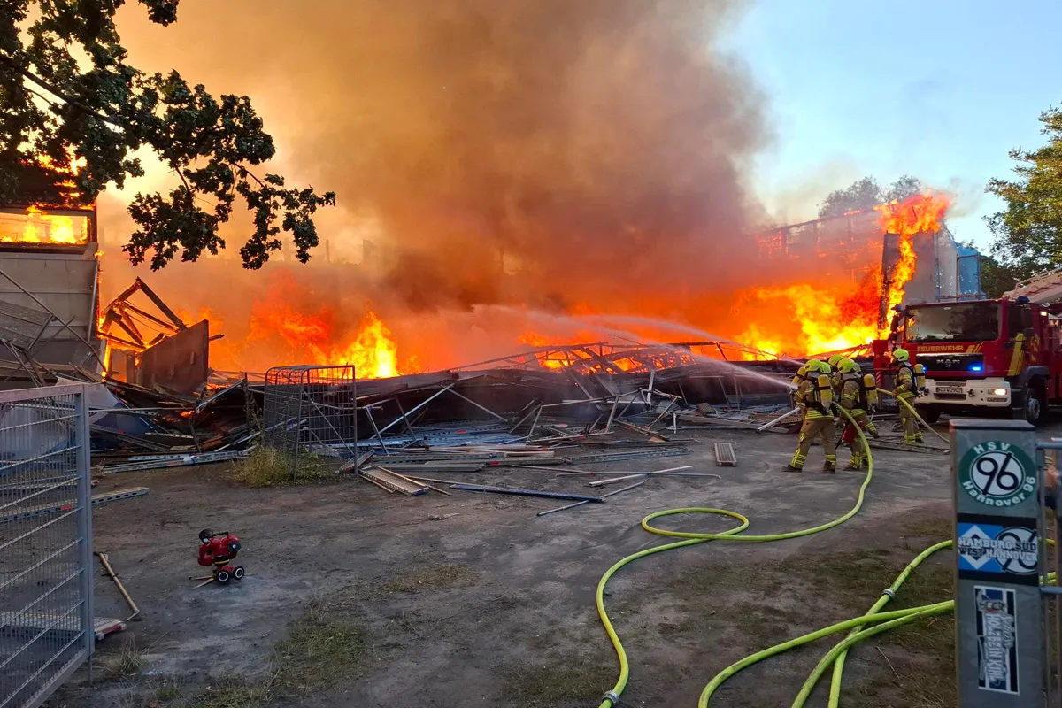 Hannover NI – Zwei Verletzte bei Großbrand von Turnhalle