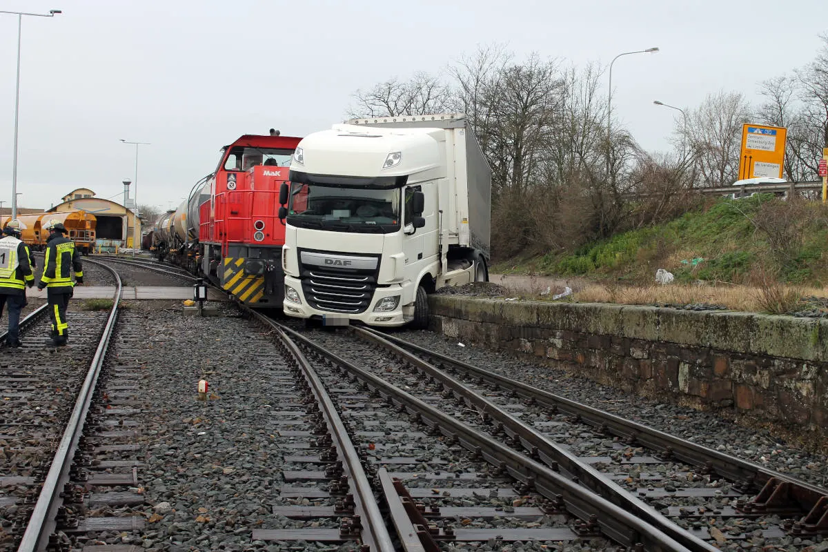 Krefeld Linn – Lkw stößt mit Lok zusammen