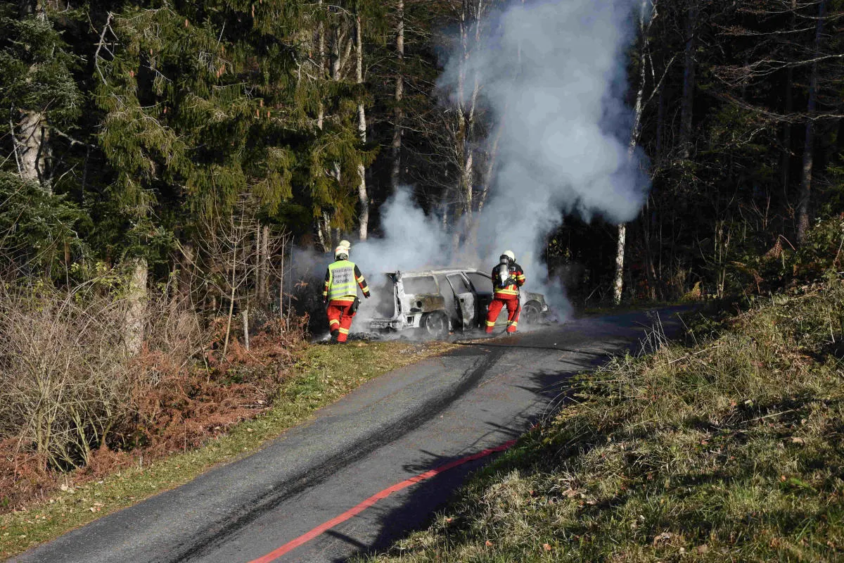 Feuer in Rufi SG – Auto in Vollbrand geraten