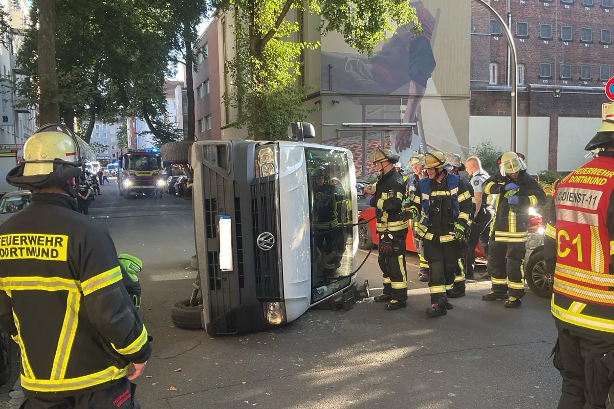 Dortmund NW – Eingeschlossene Person nach Unfall von Transporter und Pkw