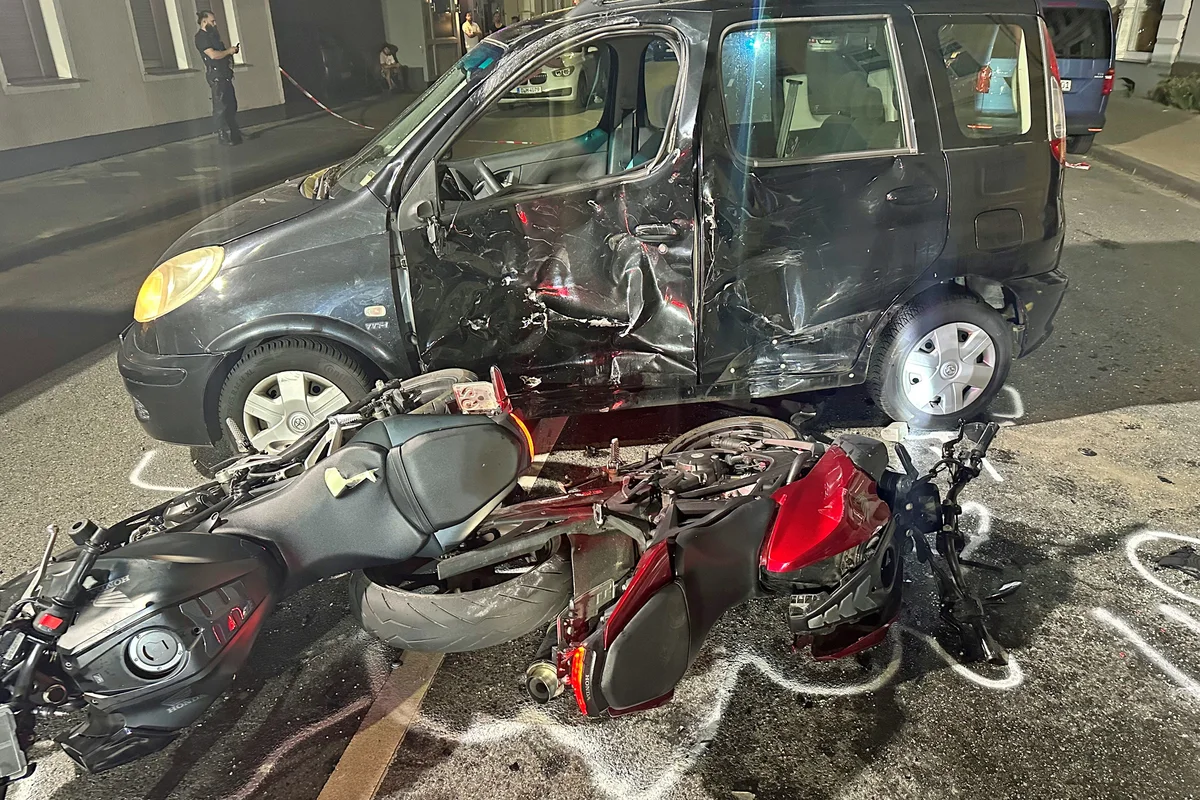  Hilden NW - Drei Personen nach Unfall schwer verletzt 