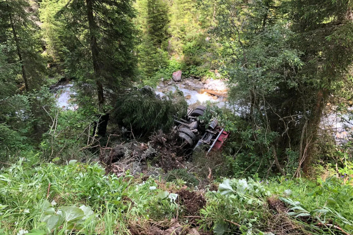 Davos Monstein GR - Lastwagen geriet neben die Strasse