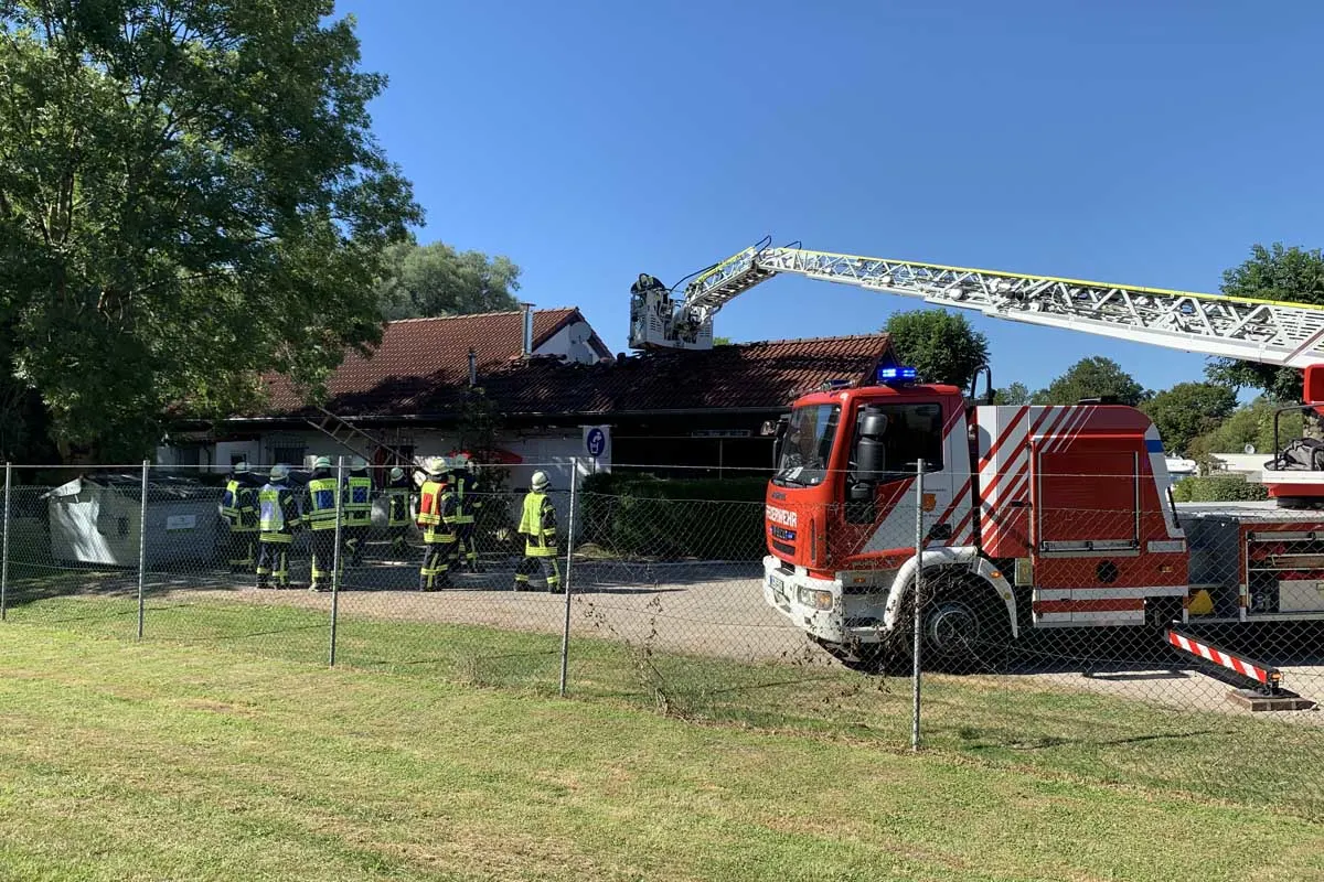 Kleve-Rindern - Gebäudebrand auf Wohnmobilstellplatz