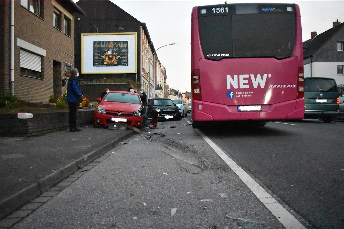 Unfall Mönchengladbach - Linienbus prallt in sieben geparkte PKW
