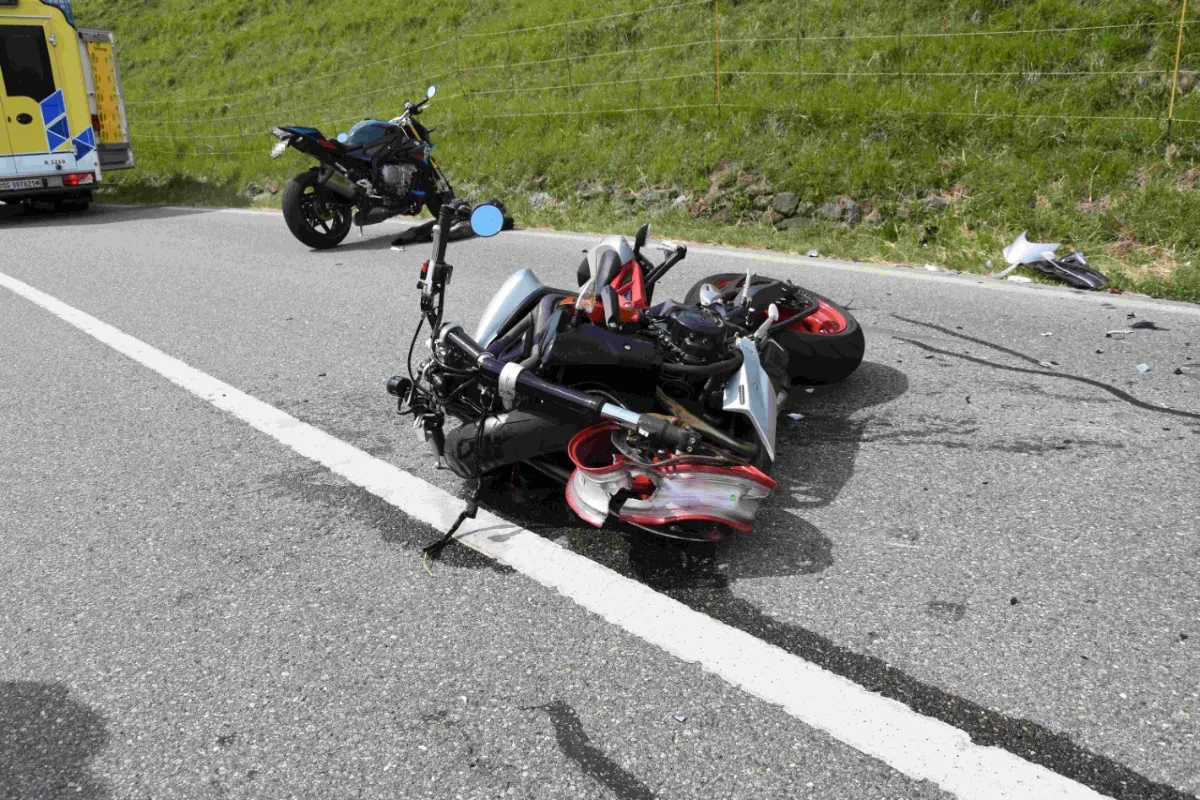 Altstätten SG - Schrecklicher Töffunfall - Nach Überholmanöver Kontrolle verloren und frontal in Auto geprallt!