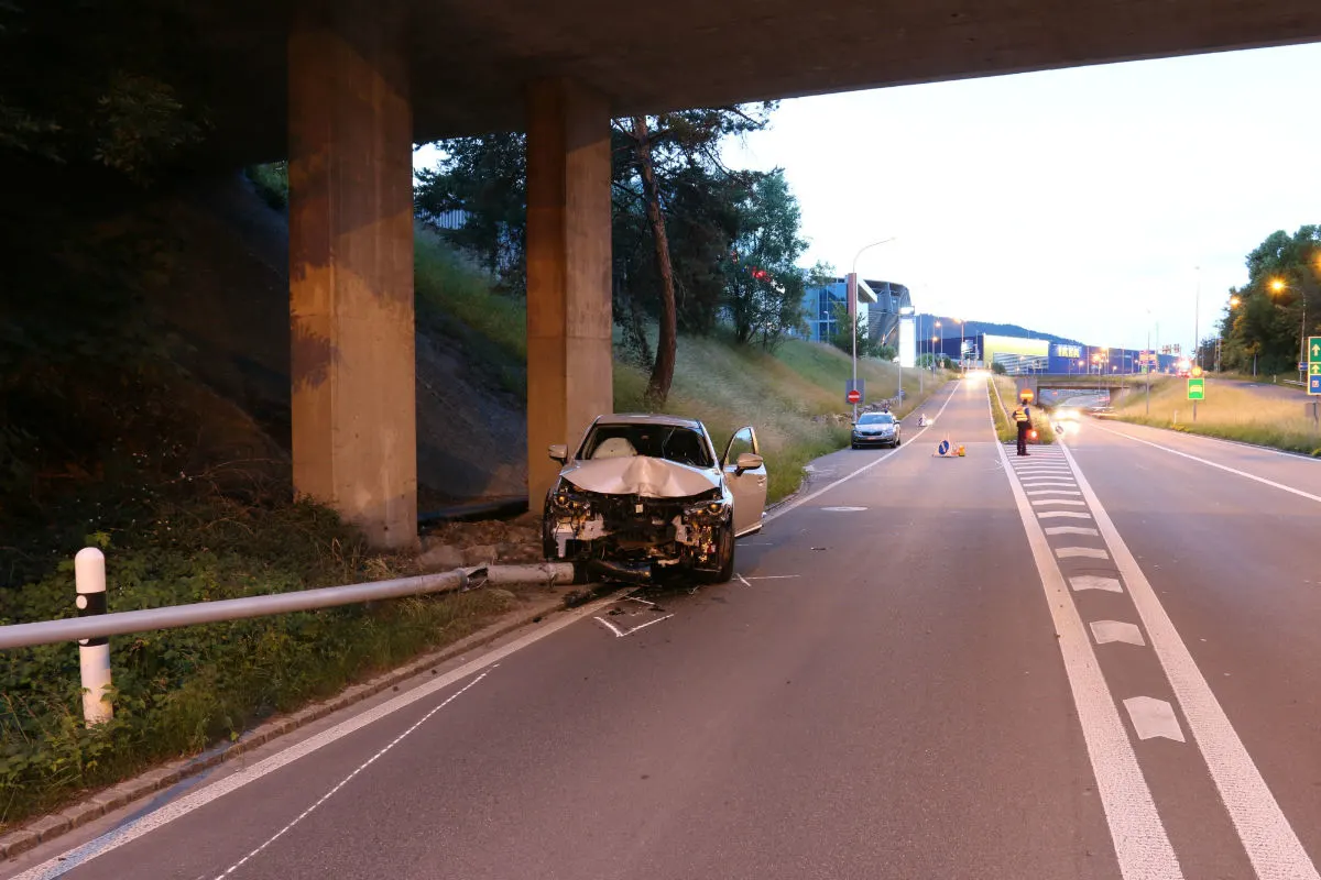 St. Gallen SG - Auto frontal mit Strassenlampe kollidiert