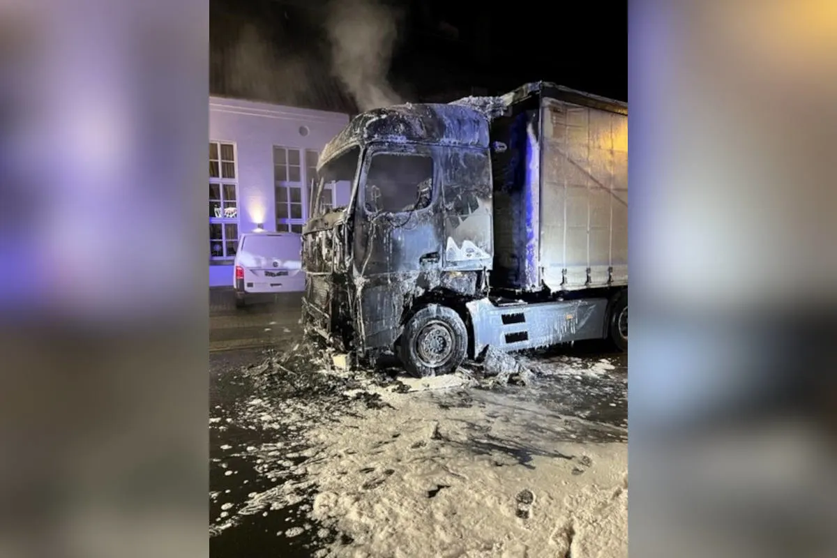 Munster – Lkw fängt während der Fahrt Feuer  und brennt komplett aus