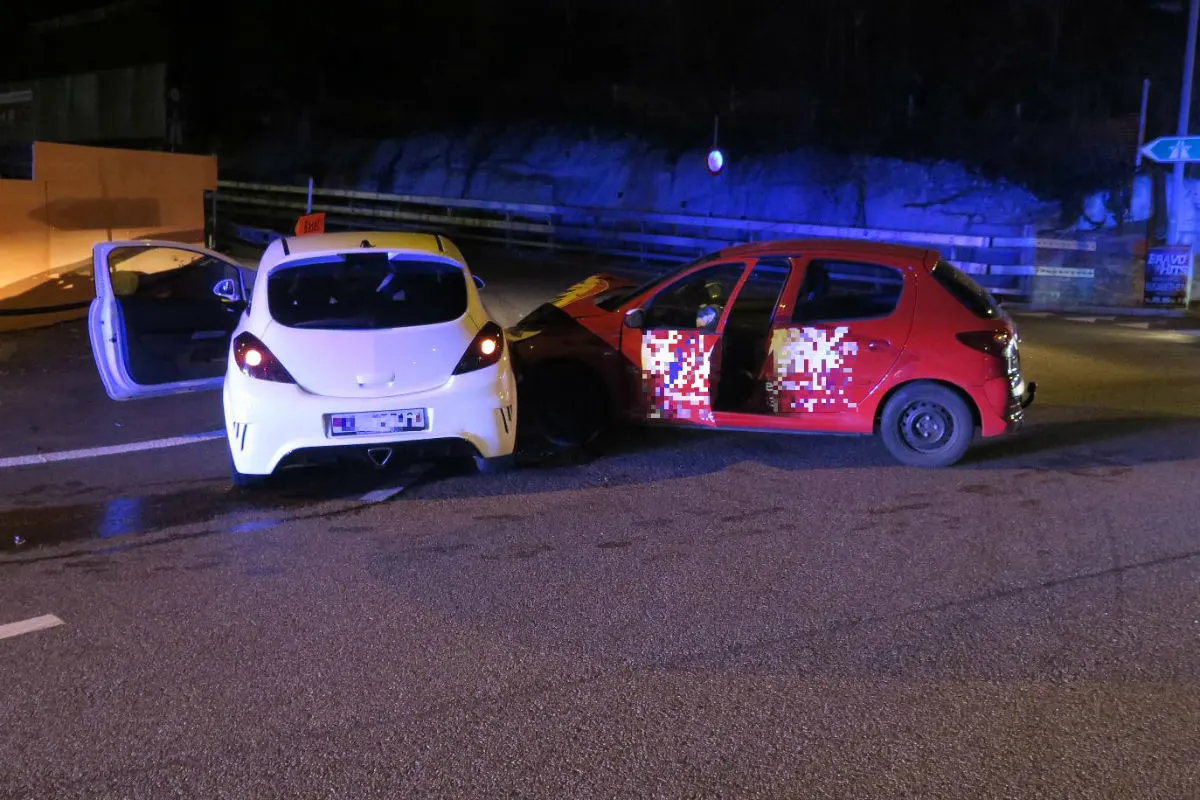 Muttenz BL - Kollision zwischen zwei Personenwagen – eine Person verletzt