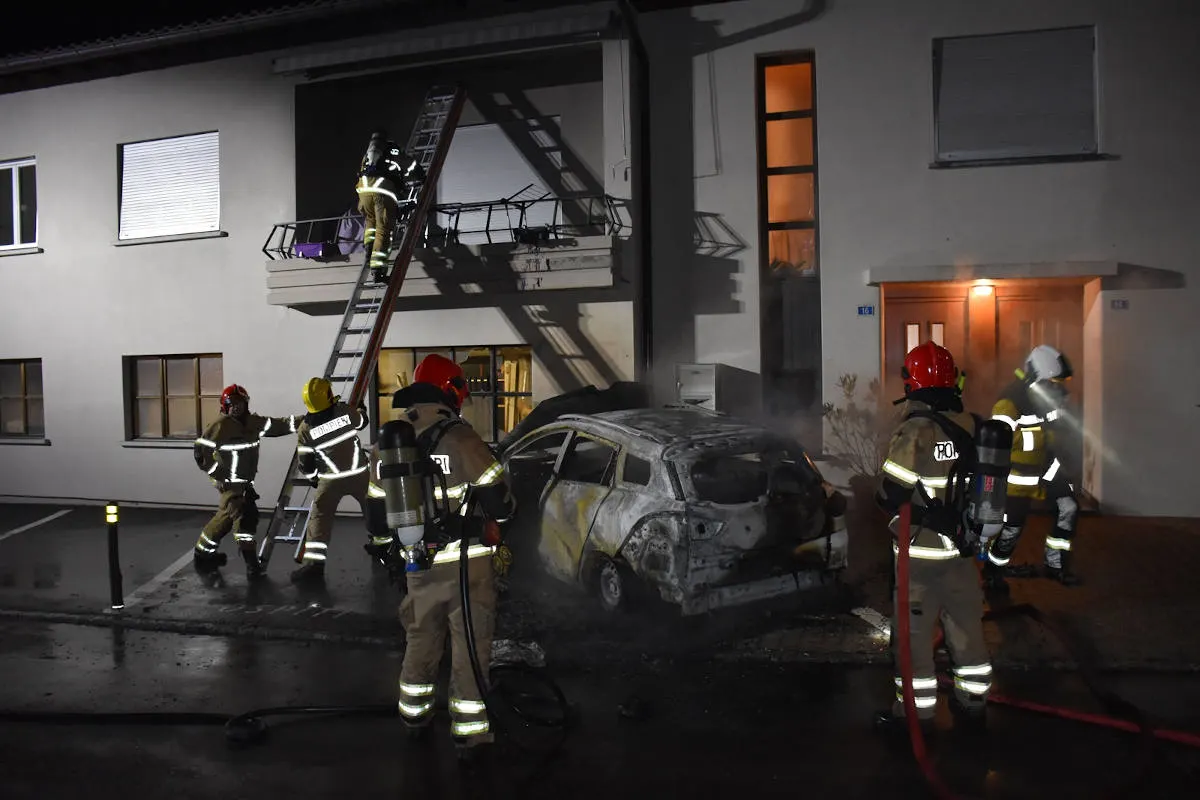 Roveredo GR – Personenwagen in Brand geraten