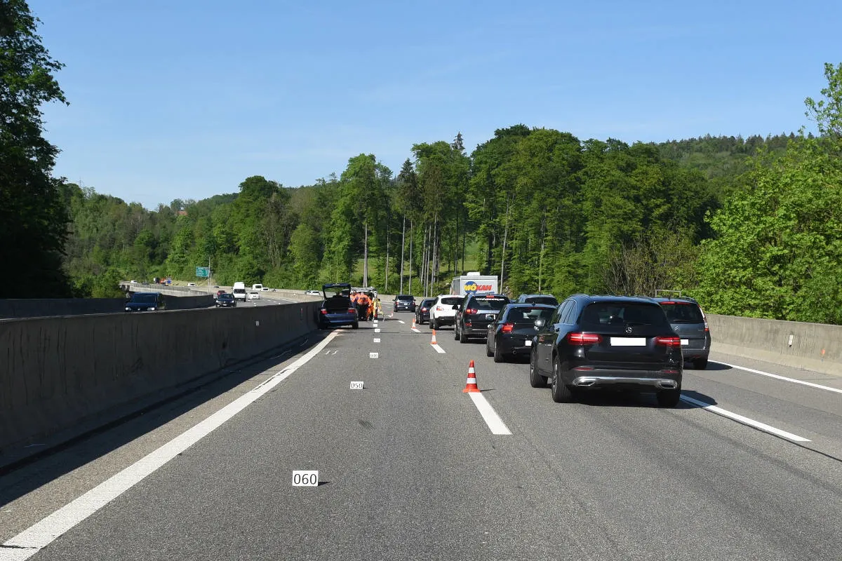A1/Lindau ZH - Verkehrsunfall fordert einen Verletzen - Zeugenaufruf