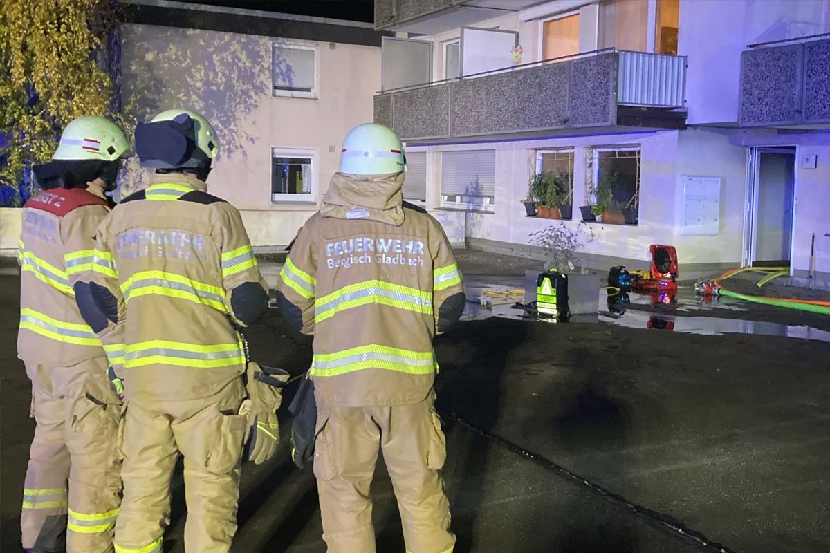 Bergisch Gladbach NW – Vier Erwachsene und ein Kind bei Wohnungsbrand verletzt