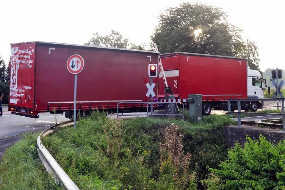 Beverungen - Lkw steckt zwischen Bahnschranken fest