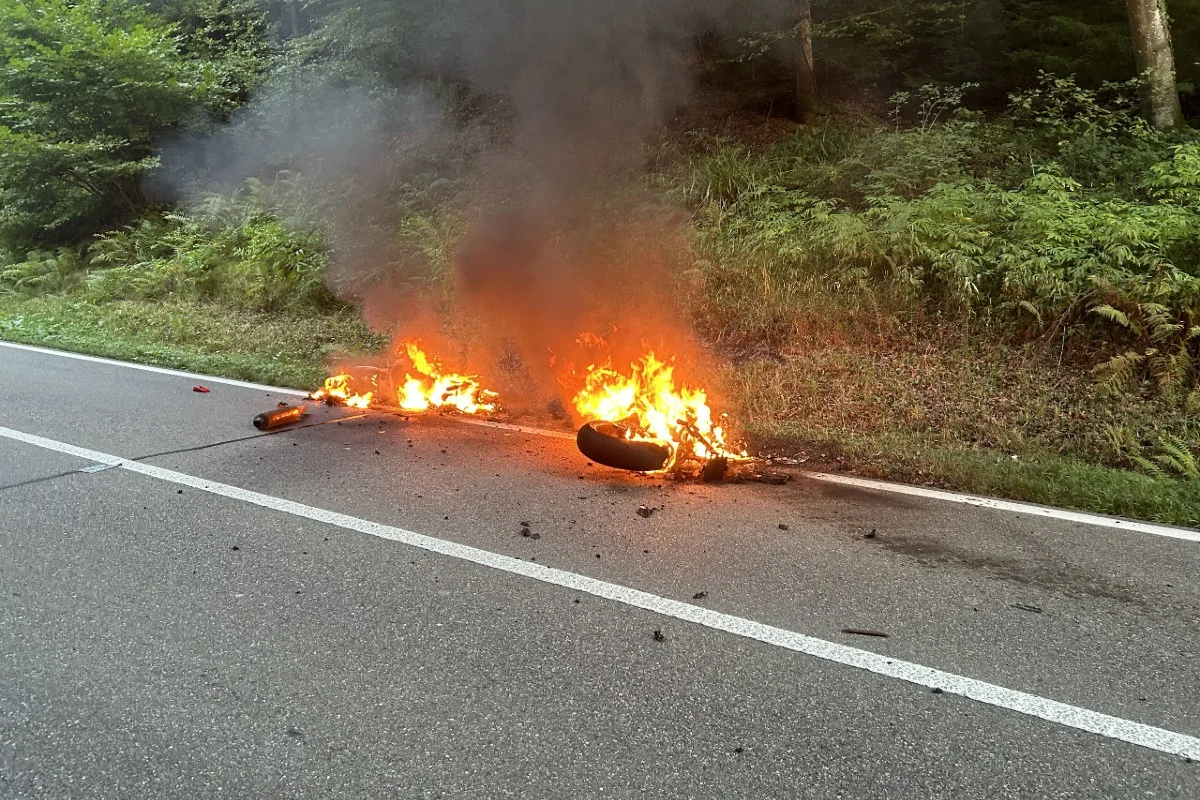 Glashütten AG - Zwei Motorräder fangen nach Kollision Feuer
