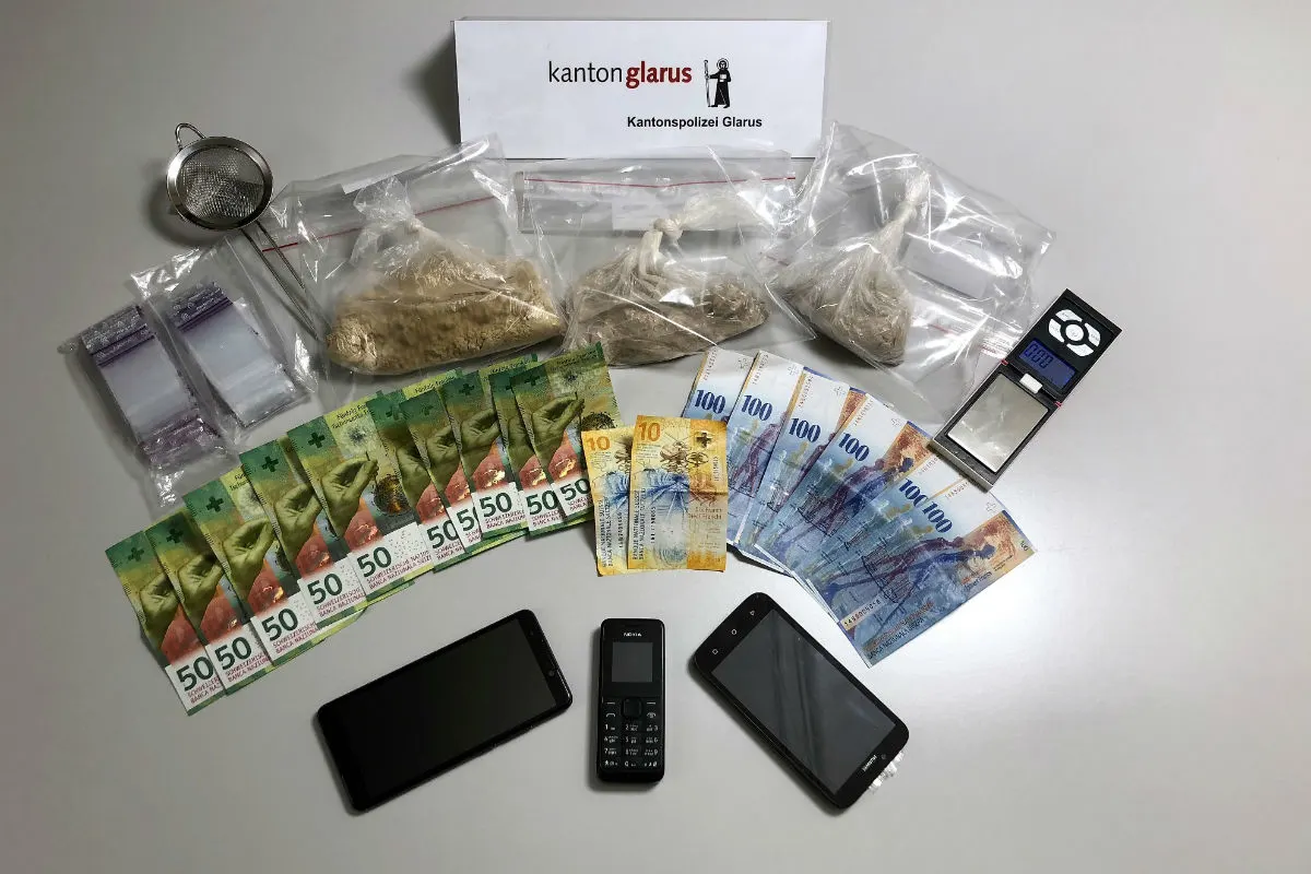 Riedern GL - Drogenhändler verhaftet, Heroin und Bargeld sichergestellt