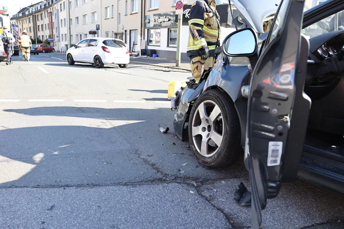 Essen-Huttrop – Verkehrsunfall mit Rettungswagen, eine Person schwer verletzt