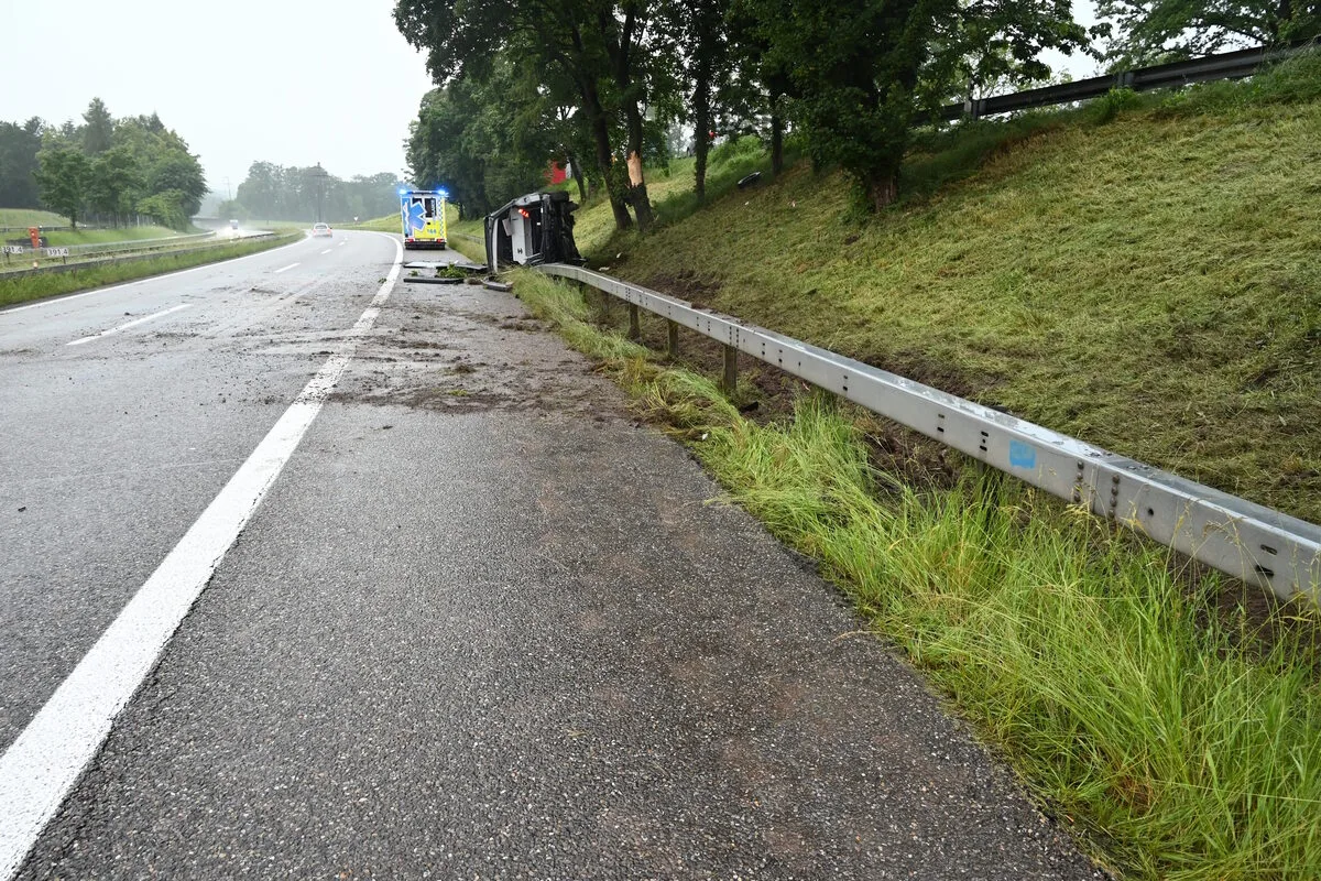 A1/Goldach SG - Auto gerät bei Unfall auf Leitplanke 