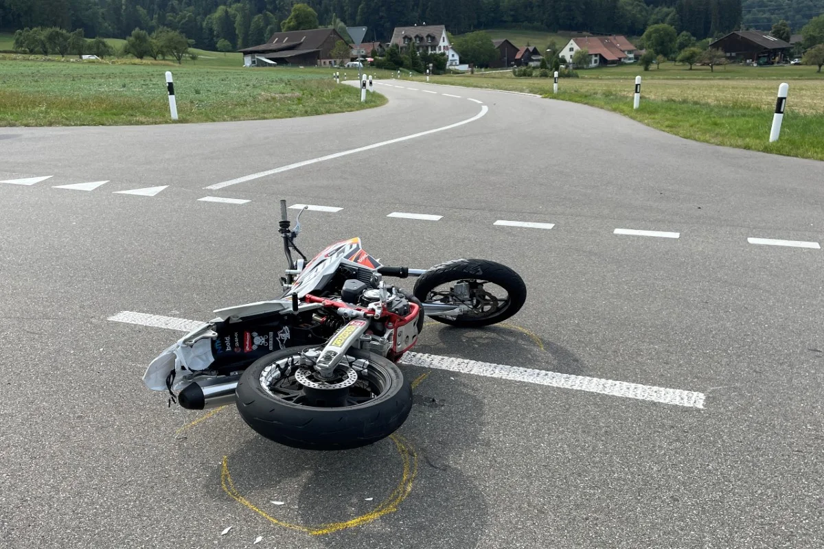 Ettenhausen TG - 17-jähriger Motorradfahrer prallt in Auto