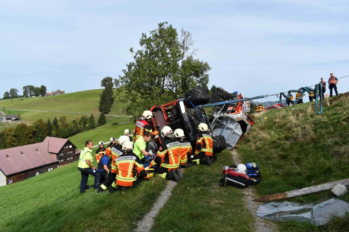 Trogen AR - Landwirt verunfallt mit Motorkarren und muss durch die Flugrettung ins Spital geflogen werden 