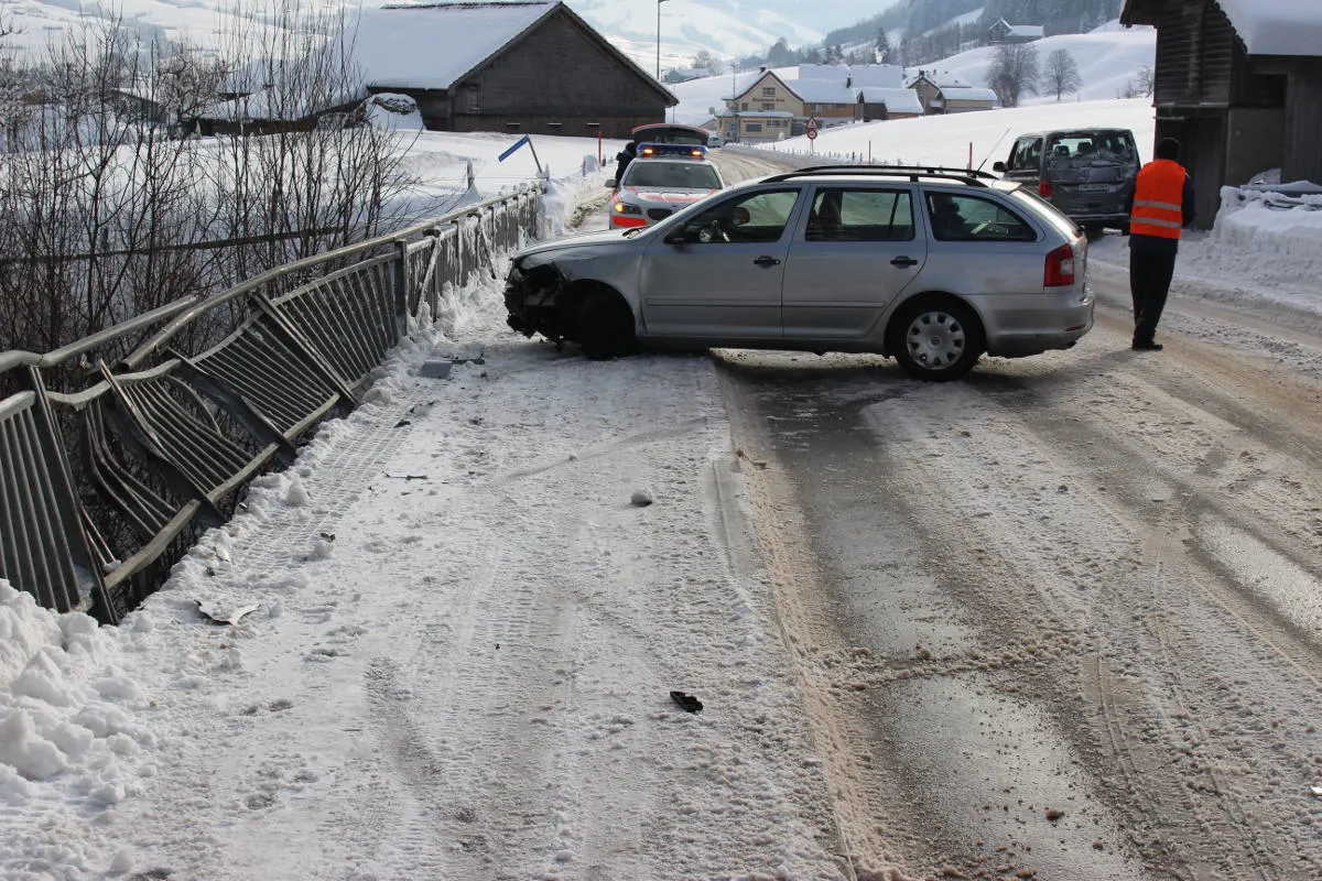 Appenzell AI - Mit Auto in Brückengeländer gefahren