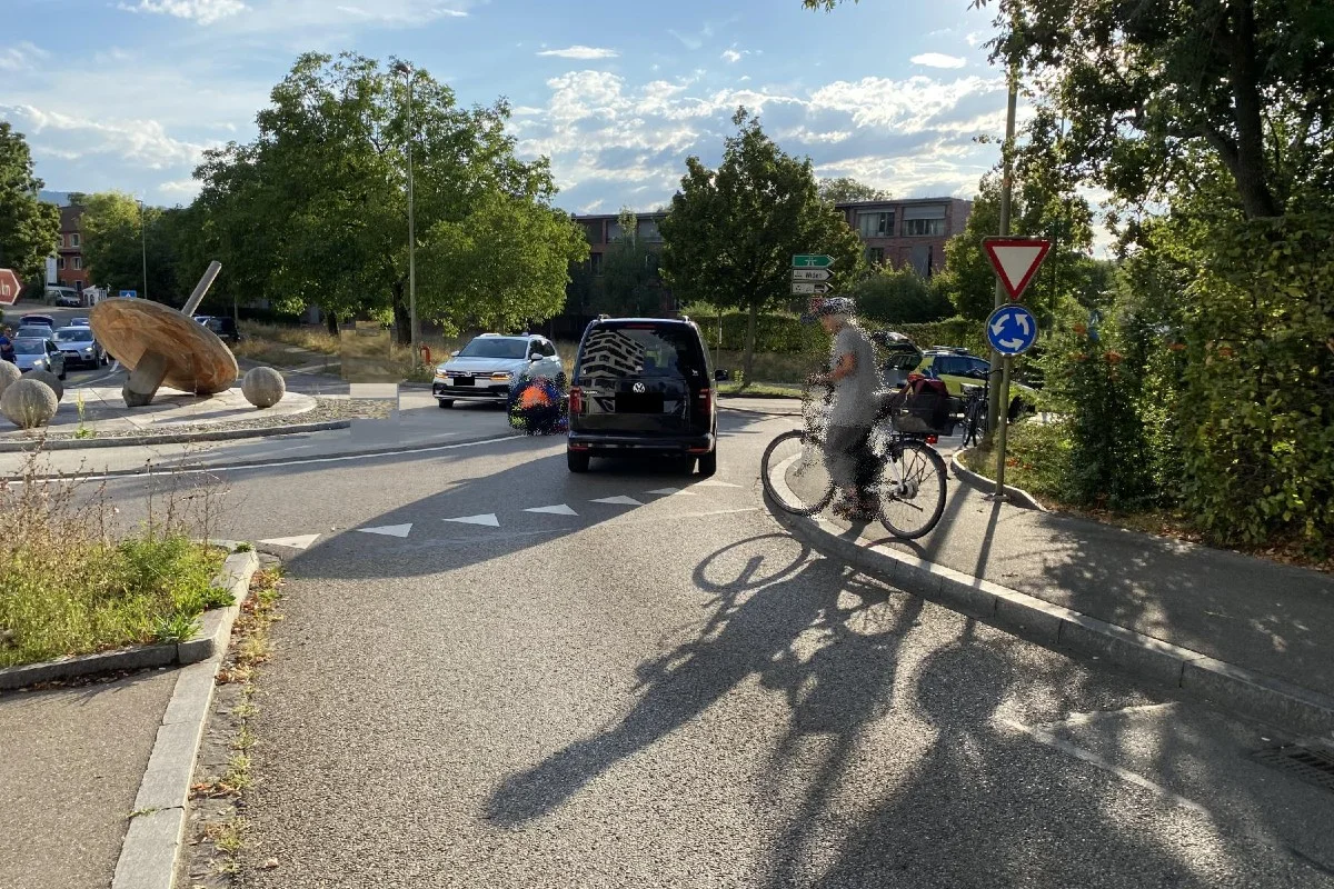 Arlesheim BL - Autolenker übersieht Fahrradfahrerin