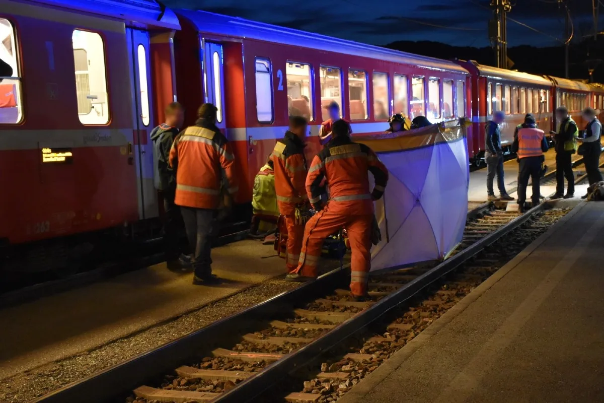 Schwerer Unfall in Saas im Prättigau GR - Mann wird von einfahrendem Zug erfasst und mitgeschleift