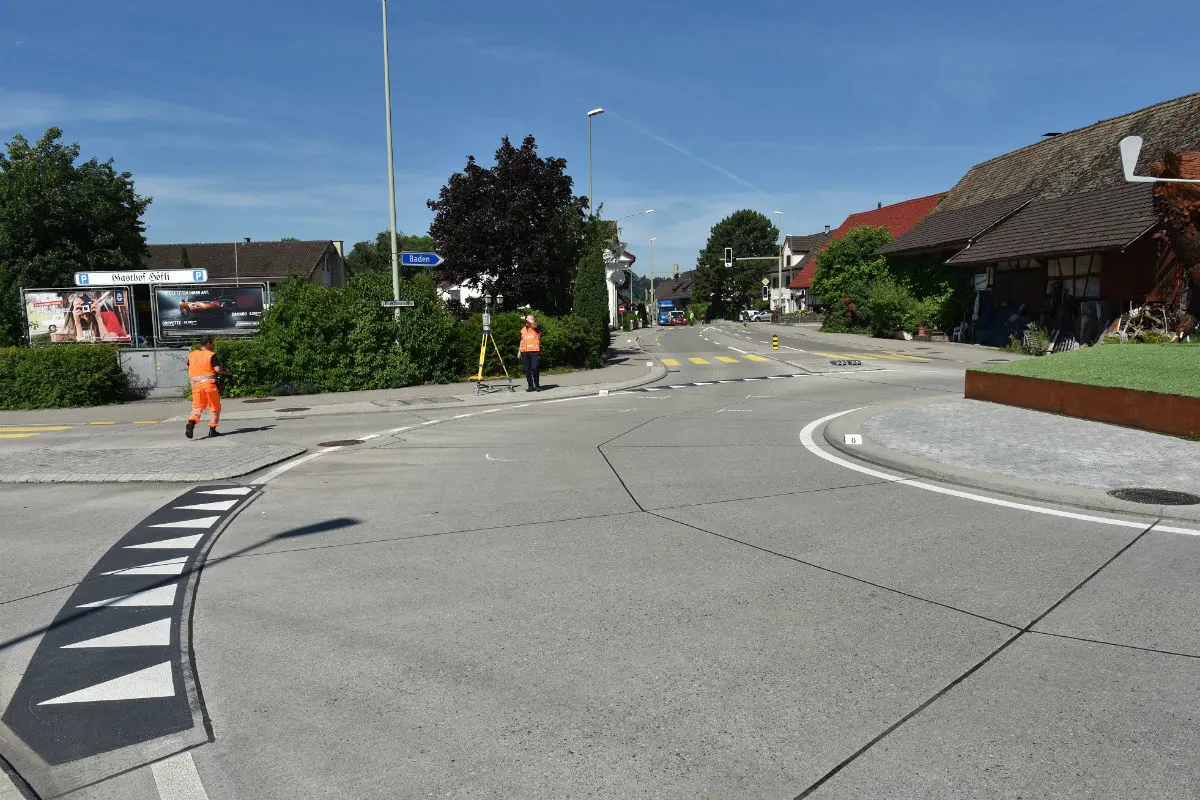 Otelfingen ZH -  Velofahrerin bei Unfall verletzt 
