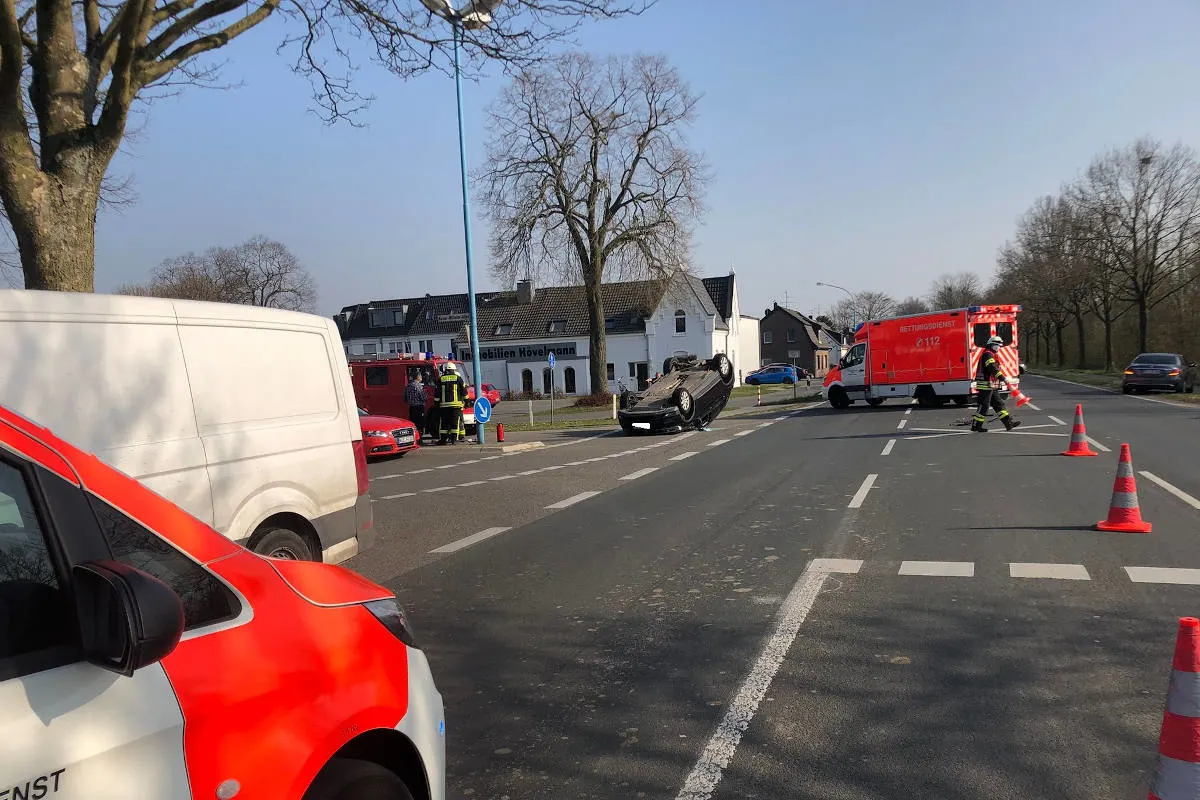 Bedburg-Hau – Fahrzeug überschlägt sich
